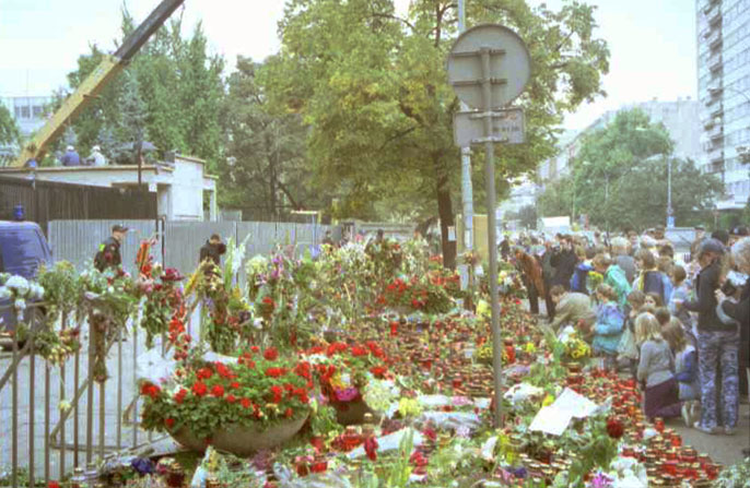 Przed Ambasada Amerykanska w Warszawie, wrzesien 2001
